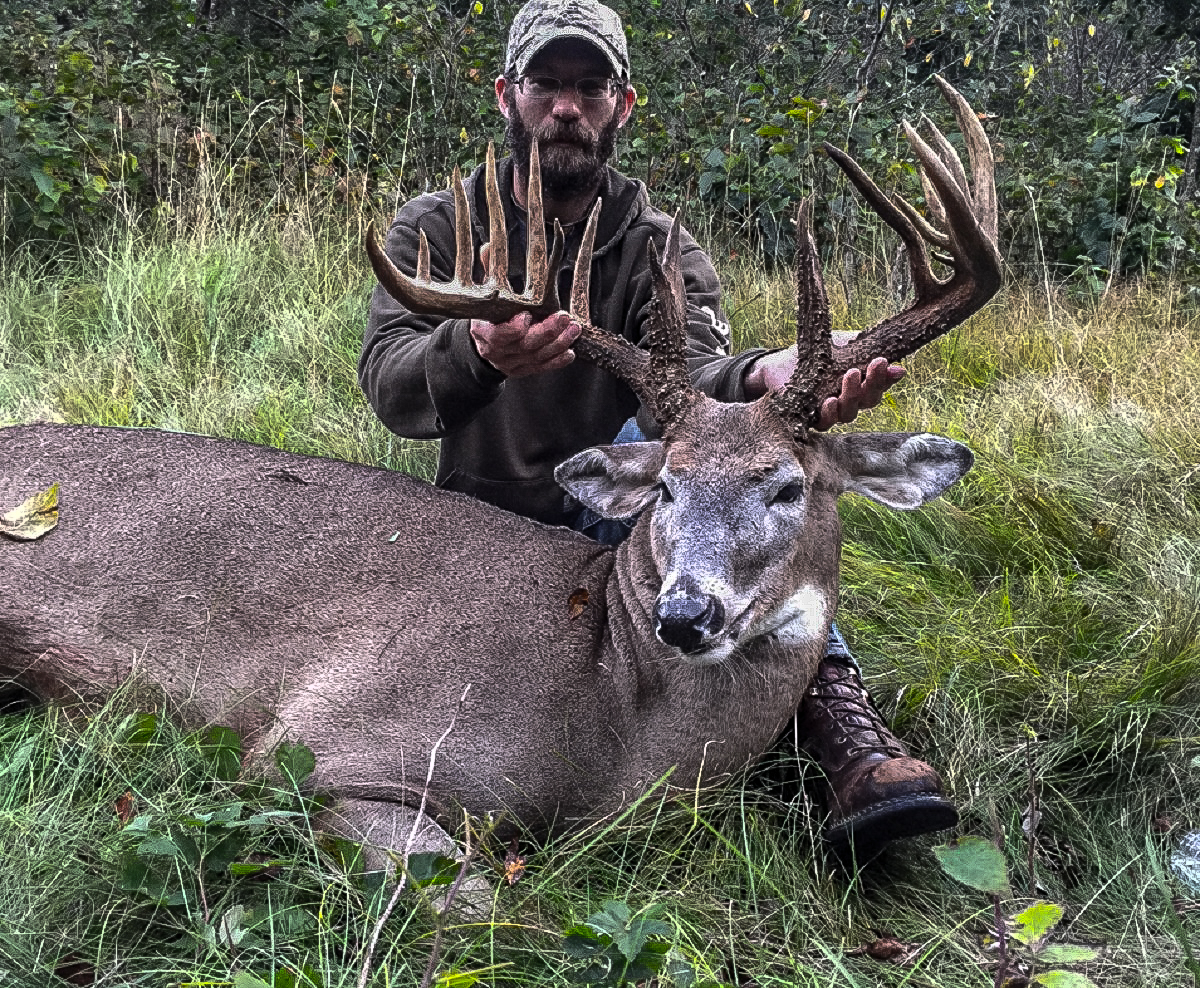 WI Hunter Shoots 200" Buck on First Ever Bow Hunt! Legendary